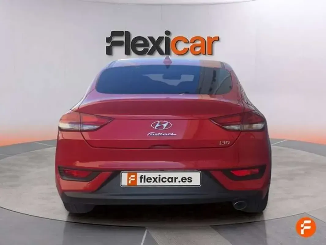 Usado Hyundai i30 120 CV (88 kW) 2020 Rojo Berlina