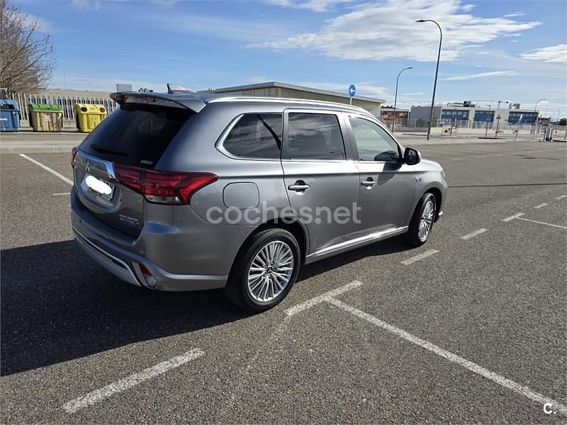 Usado Mitsubishi Outlander P-HEV 224 CV (164 kW) 2019 Gris / plata SUV
