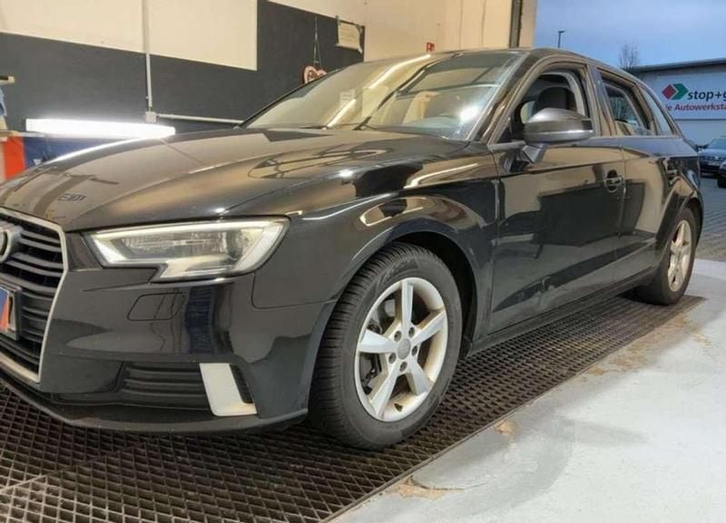Usado Audi A3 Sportback Comfort 150 CV (110 kW) 2017 Negro Utilitario