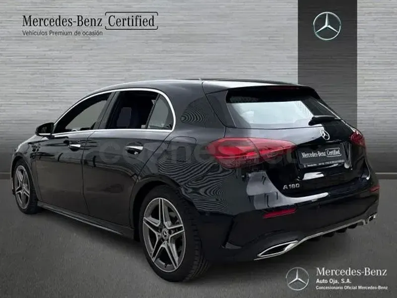 Usado Mercedes A180 136 CV (100 kW) 2025 Gris / plata Berlina