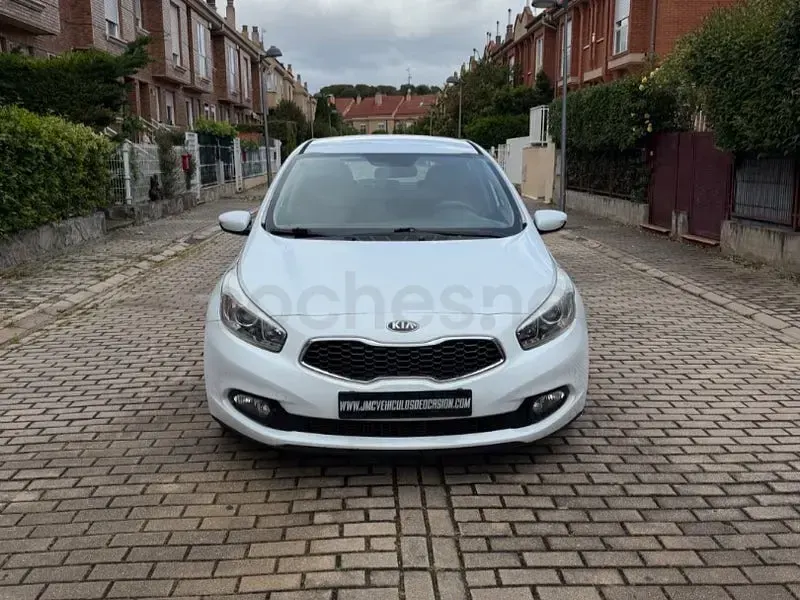 Usado Kia Ceed GT 90 HP (66 kW) 2012 Branco Sedan
