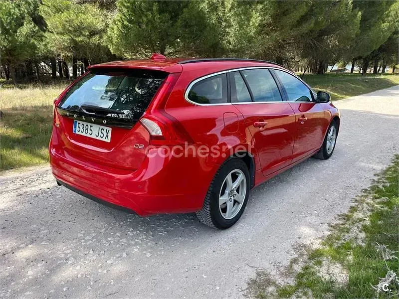 Usado Volvo V60 Summum 120 CV (88 kW) 2016 Rojo Familiar