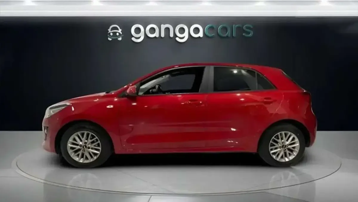 Usado Kia Rio 101 CV (74 kW) 2023 Rojo Berlina