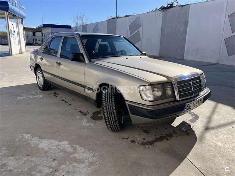 Usado Mercedes E230 132 CV (97 kW) 1988 Beige Berlina