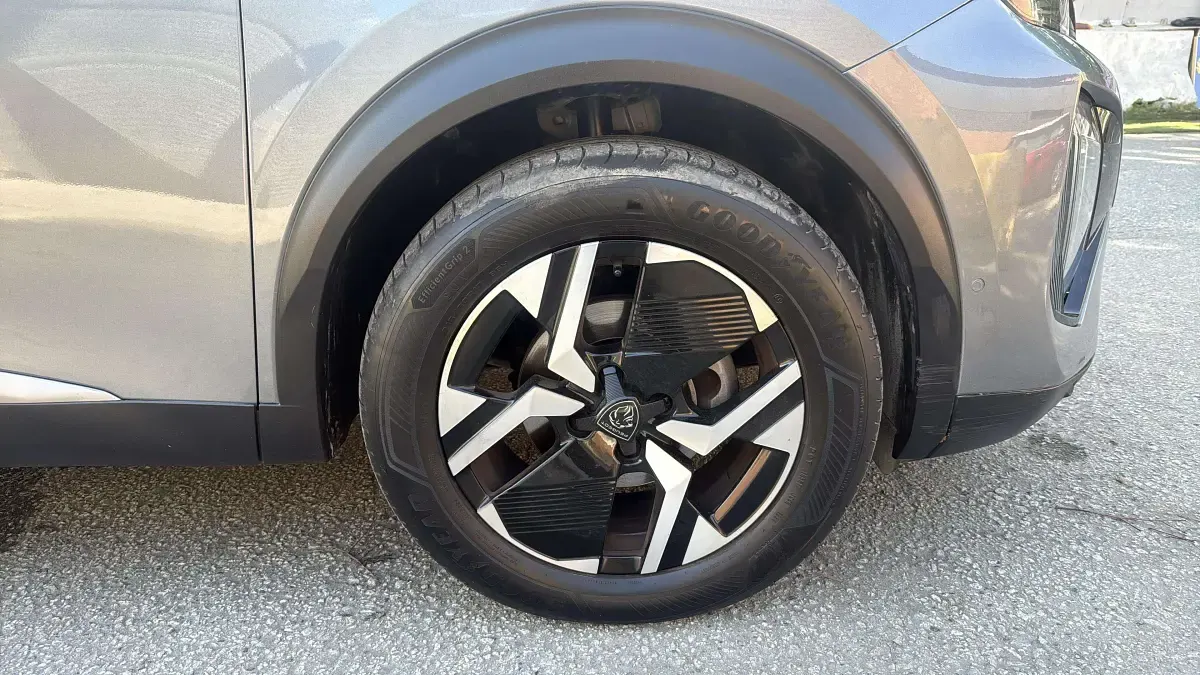 Usado Peugeot 2008 Allure 131 CV (96 kW) 2024 Gris SUV