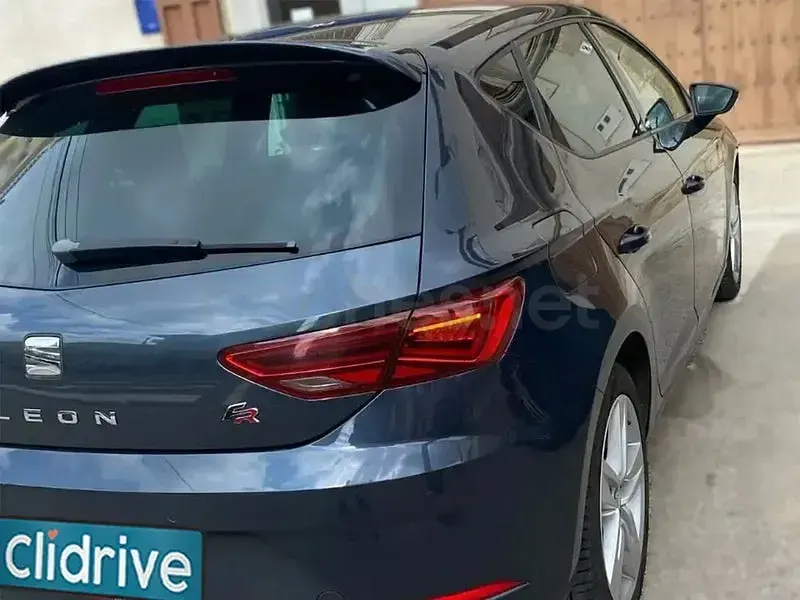 Usado Seat Leon FR 130 CV (95 kW) 2019 Gris / plata Berlina