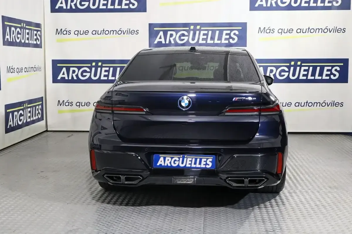 Usado BMW M760e 571 CV (419 kW) 2023 Negro Berlina