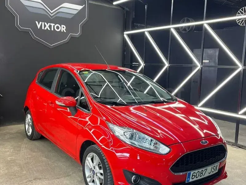 Usado Ford Fiesta Trend 100 CV (73 kW) 2016 Rojo Utilitario