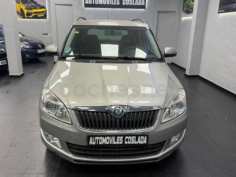 Usado Skoda Fabia Elegance 85 CV (62 kW) 2011 Gris / plata Familiar
