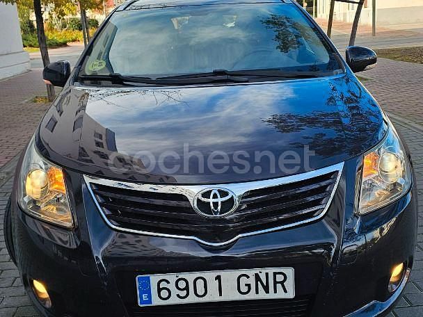 Usado Toyota Avensis Sol 126 CV (92 kW) 2009 Granate Berlina