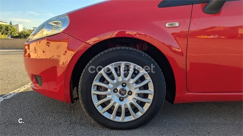 Usado Fiat Grande Punto Dynamic 75 CV (55 kW) 2007 Rojo Utilitario