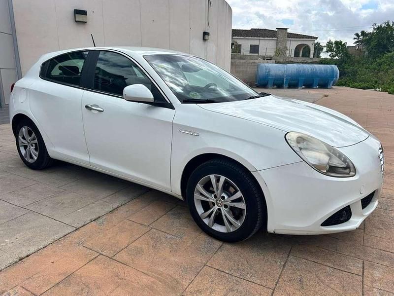 Blanco Usado 2010 Alfa Romeo Giulietta Distinctive Utilitario | 4990 € (Precio justo) - Imagen 1/4