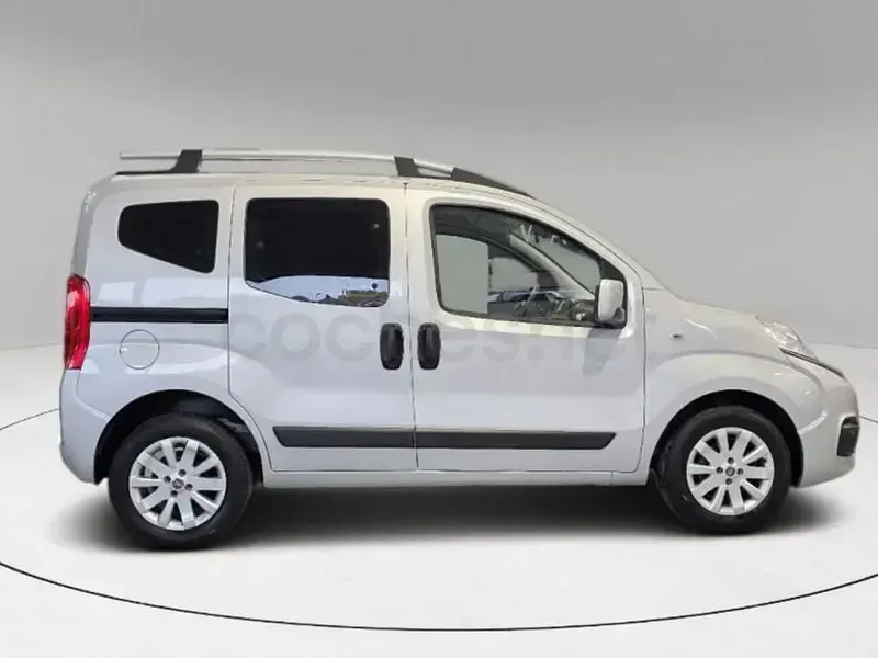 Usado Fiat Qubo Lounge 80 CV (58 kW) 2019 Gris / plata Monovolumen