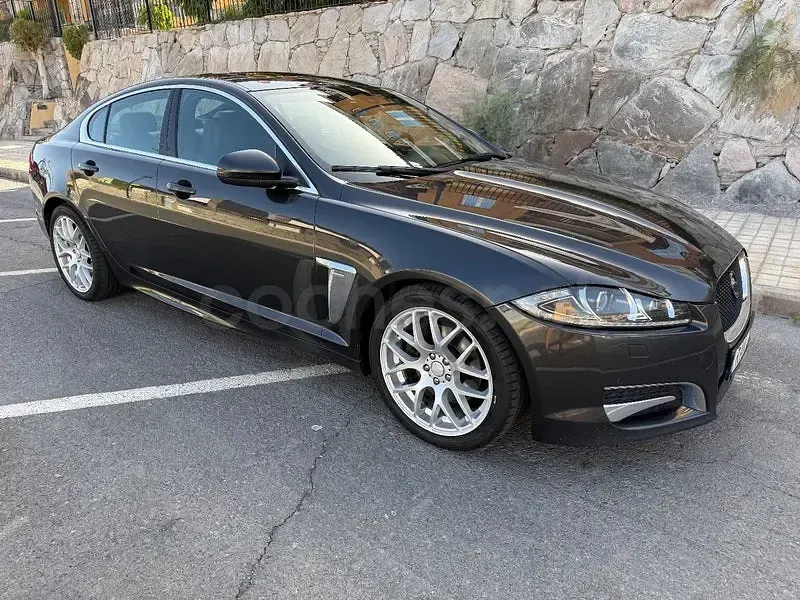 Usado Jaguar XF R-Sport 240 CV (176 kW) 2015 Negro Berlina