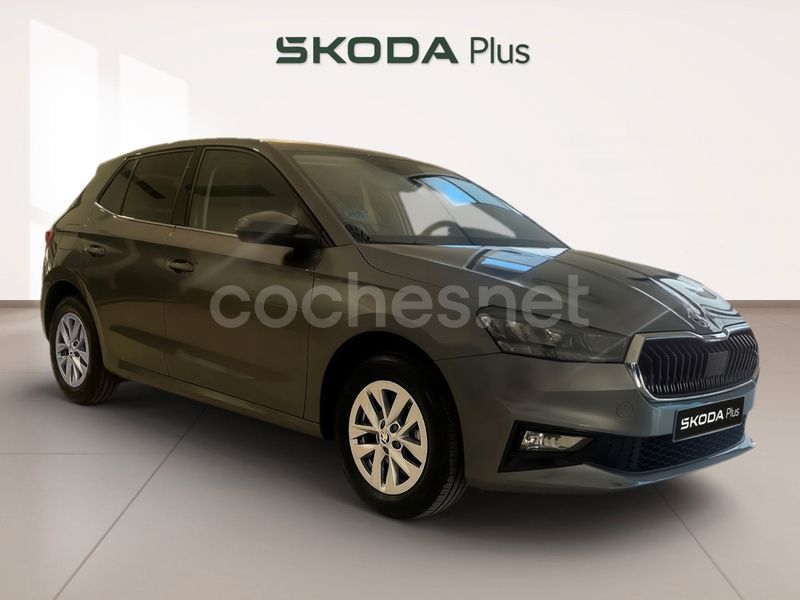 Gris / plata Usado 2024 Skoda Fabia Selection Berlina | 17.900 € (Caro) - Imagen 1/4