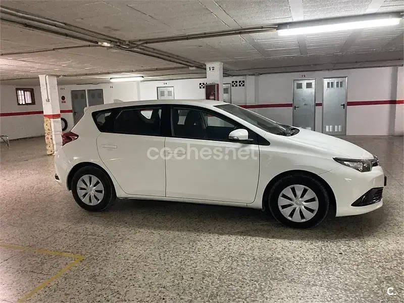 Usado Toyota Auris 90 CV (66 kW) 2016 Blanco Berlina