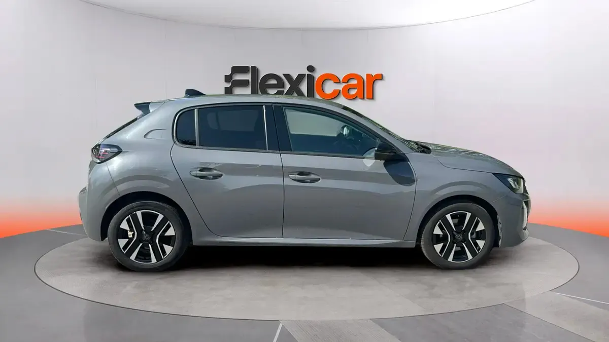 Usado Peugeot 208 Allure 101 CV (74 kW) 2025 Gris Utilitario