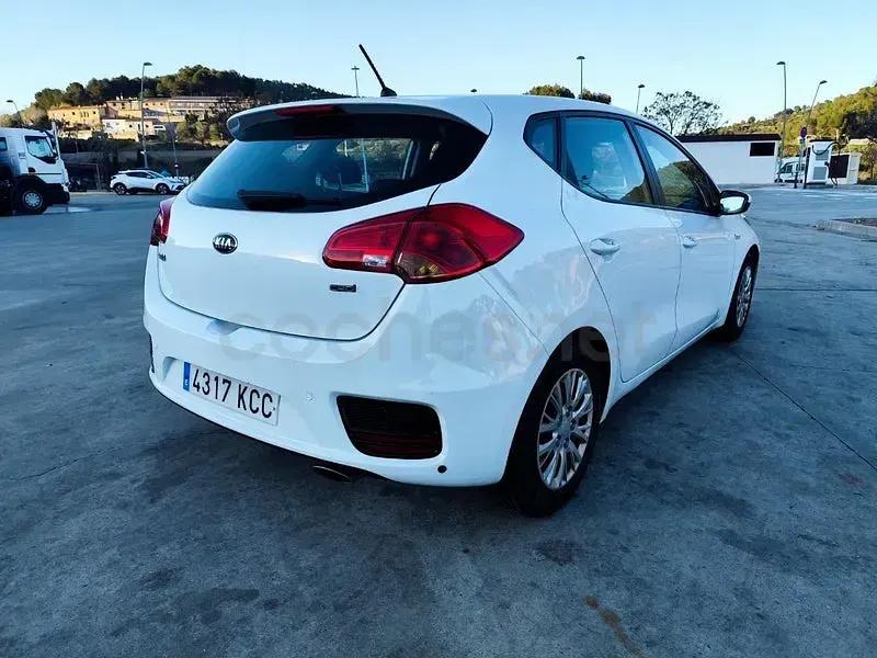 Usado Kia Ceed GT 90 HP (66 kW) 2017 Branco Sedan