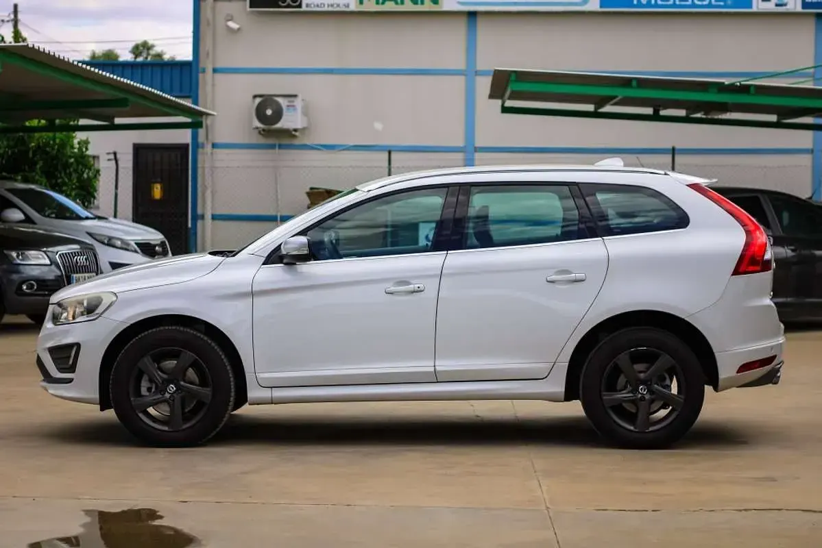 Käytetty Volvo XC60 R-Design Momentum 181 HP (133 kW) 2015 Valkoinen Katumaasturi