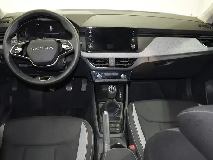 Usado Skoda Scala Selection 115 CV (84 kW) 2025 Gris Utilitario