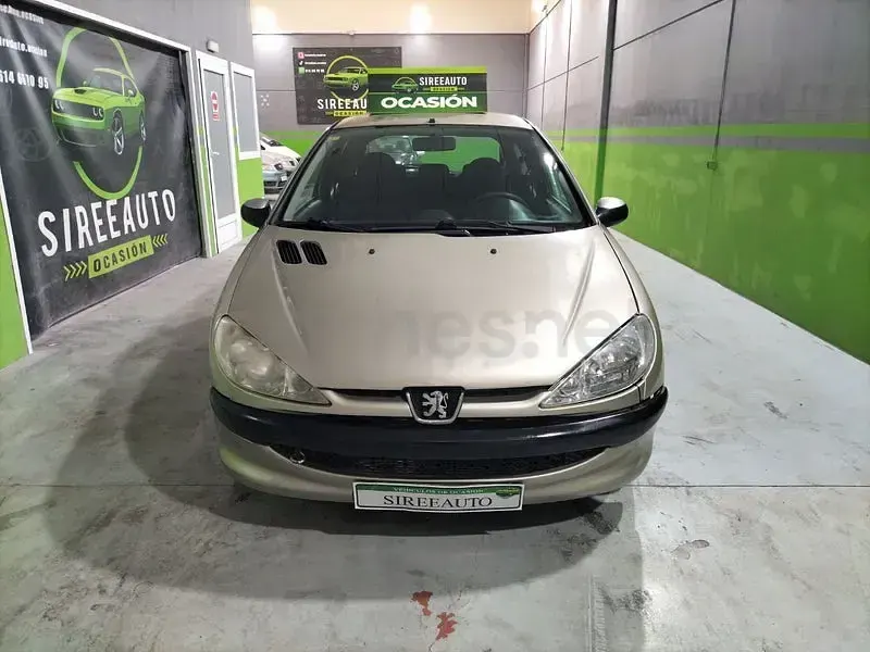 Usado Peugeot 206 70 CV (51 kW) 2005 Beige Berlina