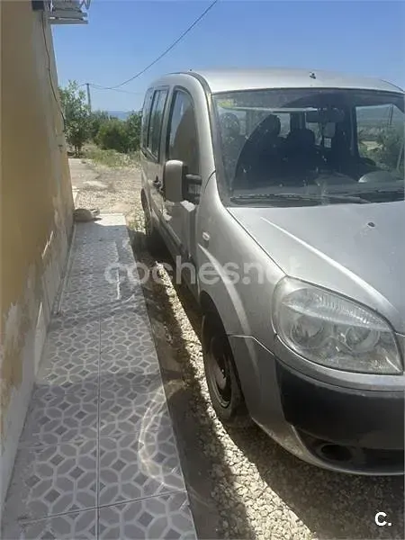 Usado Fiat Doblò 105 CV (77 kW) 2009 Gris / plata Monovolumen