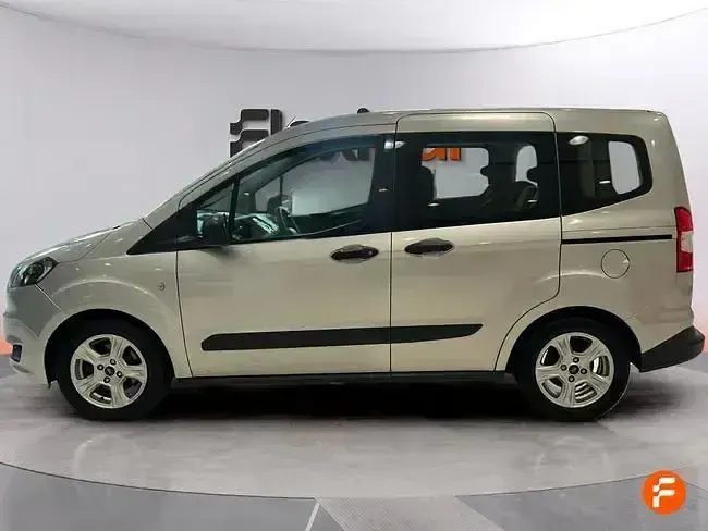 Usado Ford Tourneo Courier Ambiente 100 CV (73 kW) 2017 Gris Monovolumen