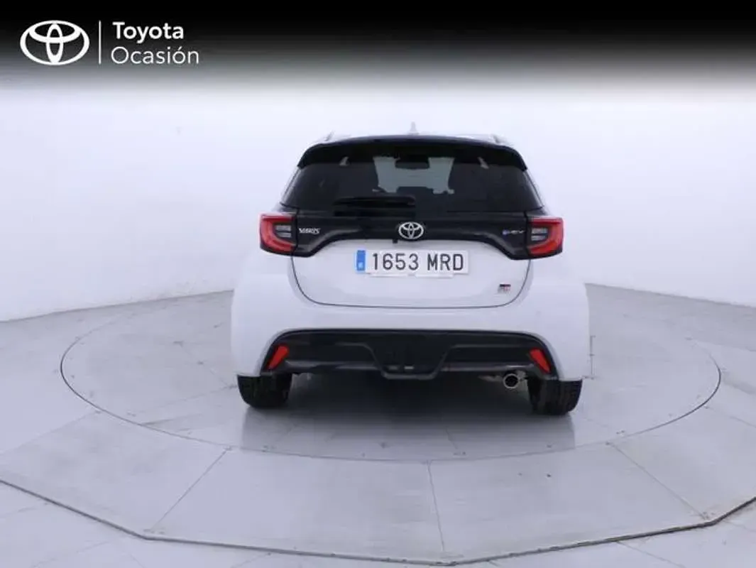 Usado Toyota Yaris Sport 116 CV (85 kW) 2024 Gris Utilitario