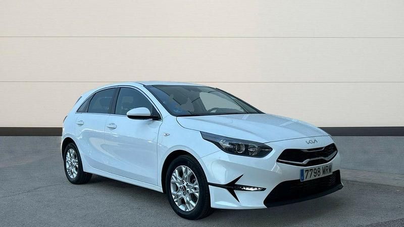 Blanco Usado 2024 Kia Ceed | 21.300 € (Un poco caro) - Imagen 1/4