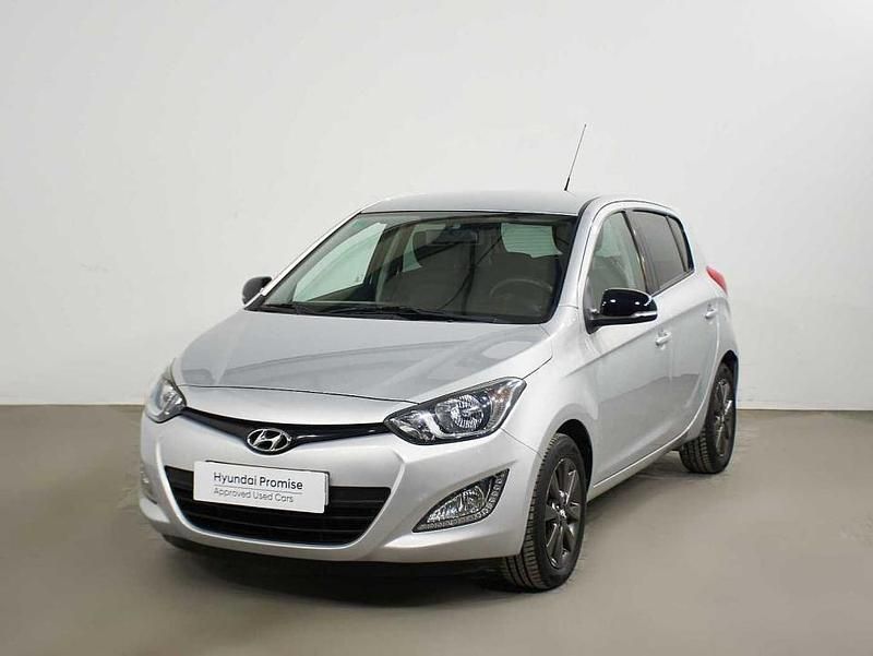 Usado Hyundai i20 GO! 84 CV (61 kW) 2014 Plateado Berlina