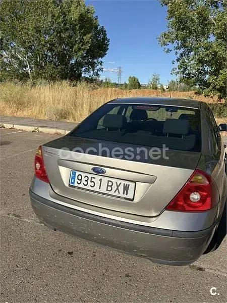 Usado Ford Mondeo Trend 125 CV (91 kW) 2002 Gris / plata Berlina