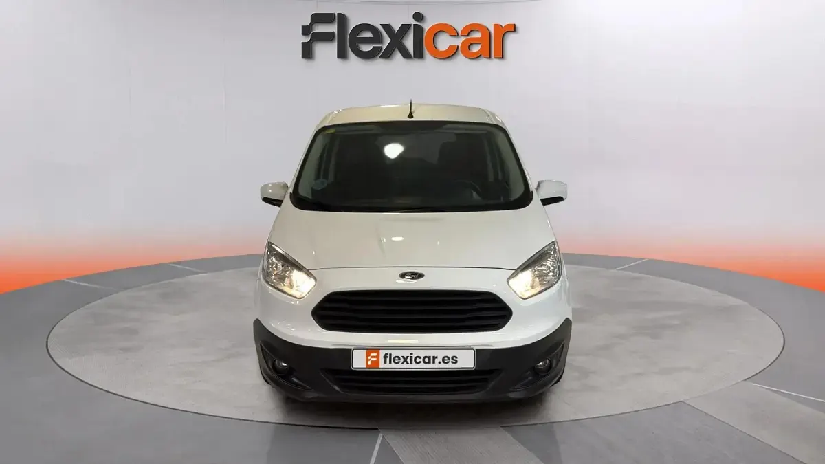 Usado Ford Tourneo Courier Trend 100 CV (73 kW) 2018 Blanco Monovolumen