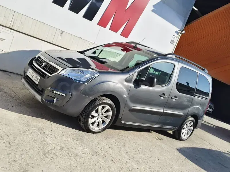 Usado Peugeot Partner Tepee Active 100 CV (73 kW) 2016 Gris / plata Monovolumen