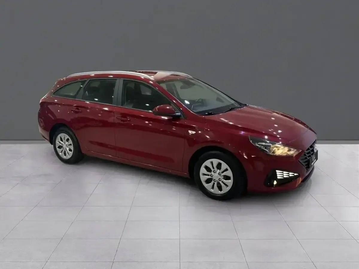 Usado Hyundai i30 119 CV (87 kW) 2022 Rojo Familiar