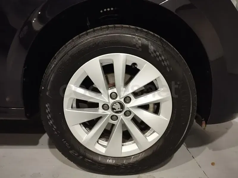 Usado Skoda Kamiq Selection 115 CV (84 kW) 2025 Negro SUV