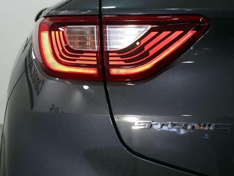 Usado Kia Stonic 101 CV (74 kW) 2020 Gris SUV