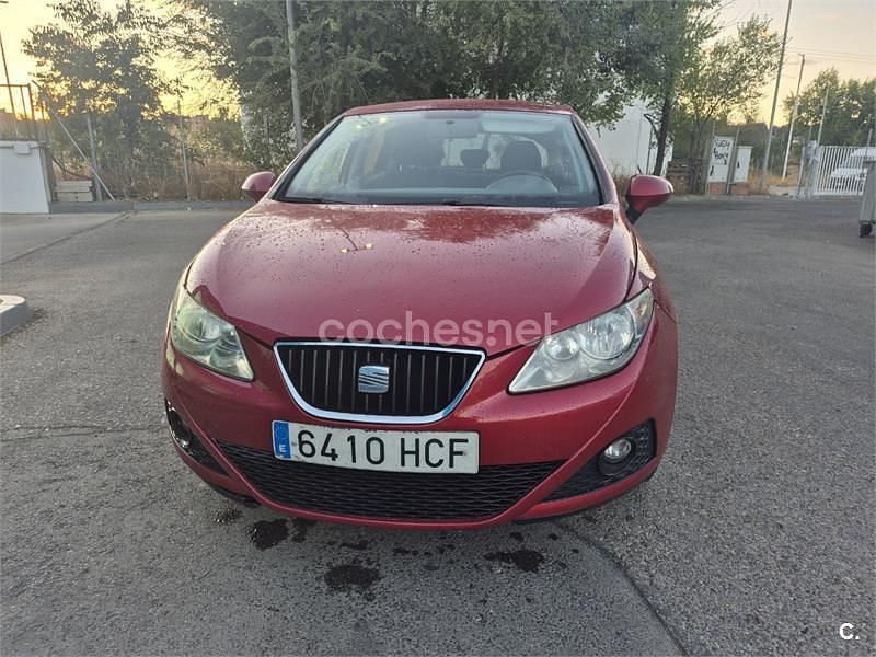 Usado Seat Ibiza 90 CV (66 kW) 2011 Granate Berlina
