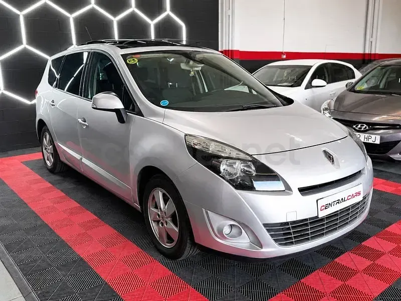 Usado Renault Grand Scénic Expression 105 CV (77 kW) 2010 Gris / plata Monovolumen