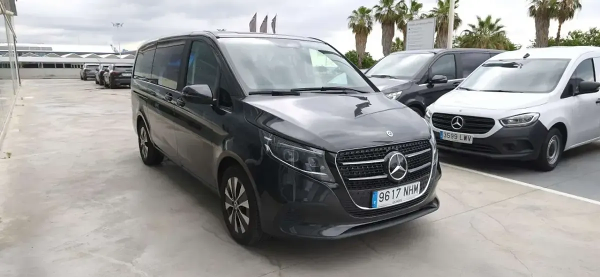 Usado Mercedes V220 163 CV (119 kW) 2025 Gris Monovolumen