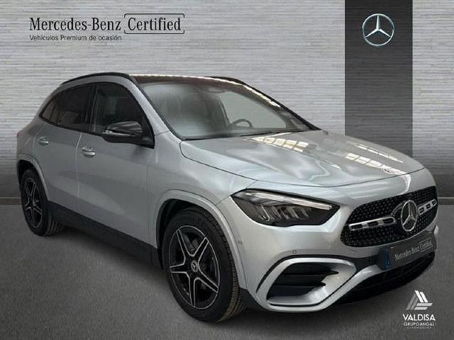 Usado Mercedes GLA200 AMG line 150 CV (110 kW) 2025 Plata hightech SUV