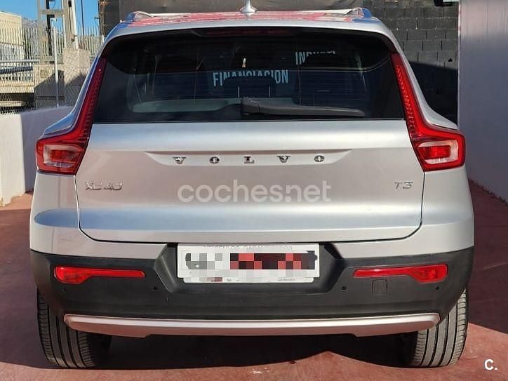 Usado Volvo XC40 Momentum 156 CV (114 kW) 2018 Gris / plata SUV