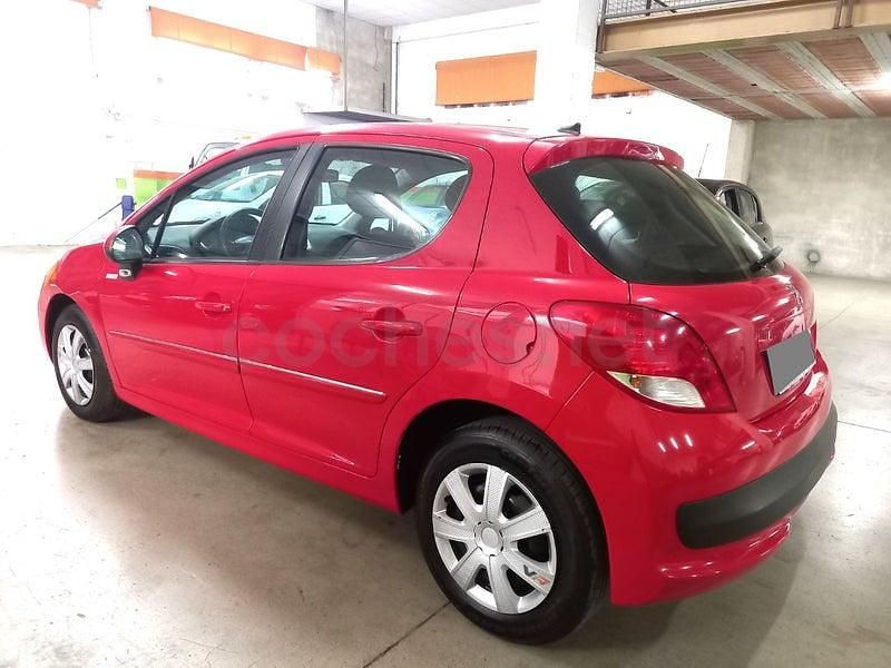 Usado Peugeot 207 75 CV (55 kW) 2010 Rojo Berlina