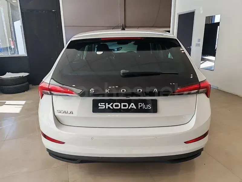 Usado Skoda Scala Ambition 110 CV (80 kW) 2021 Blanco Utilitario