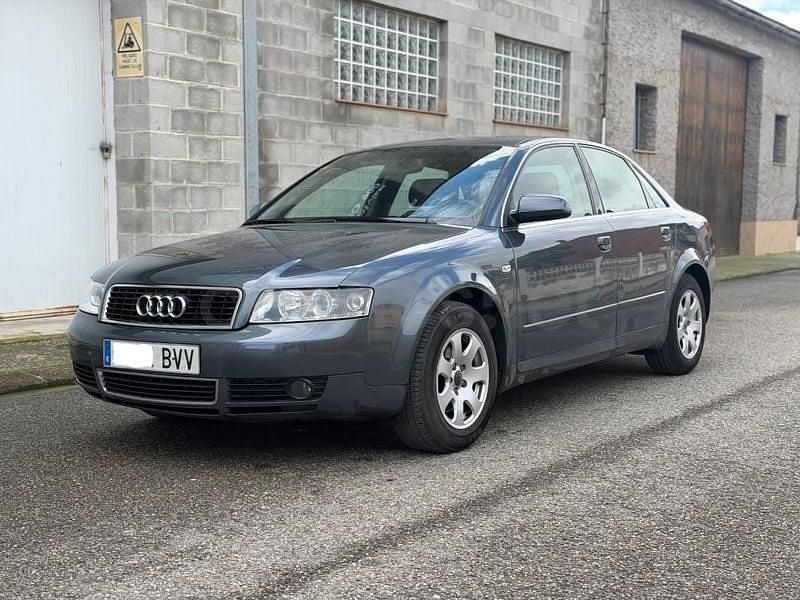 Usado Audi A4 Premium 130 CV (95 kW) 2002 Gris / plata Berlina