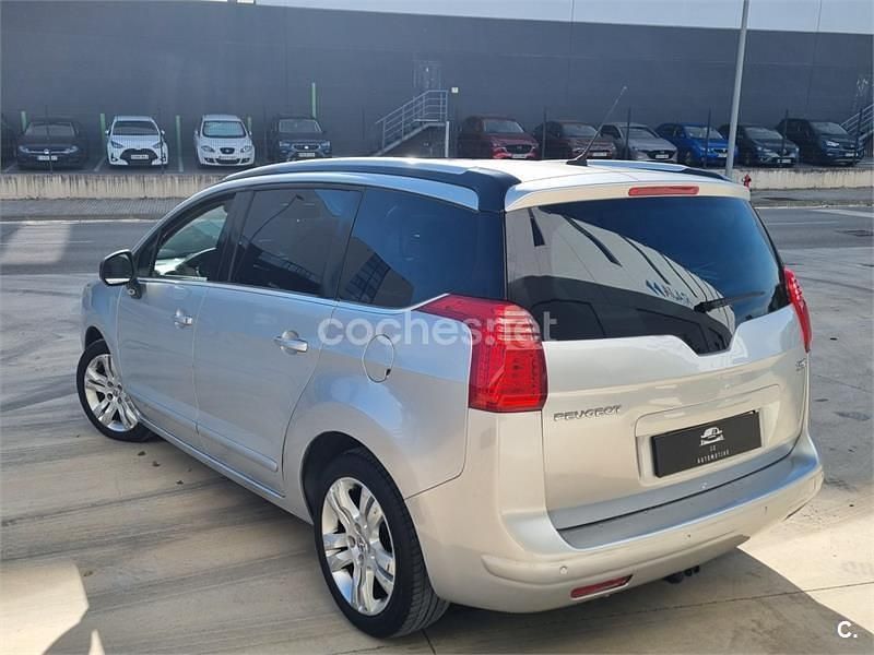 Usado Peugeot 5008 Sport 110 CV (80 kW) 2010 Gris / plata Monovolumen