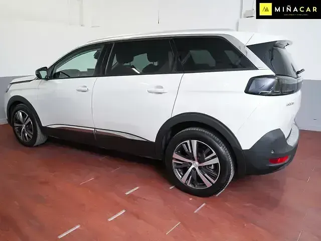Usado Peugeot 5008 Allure 130 CV (95 kW) 2022 Blanco SUV