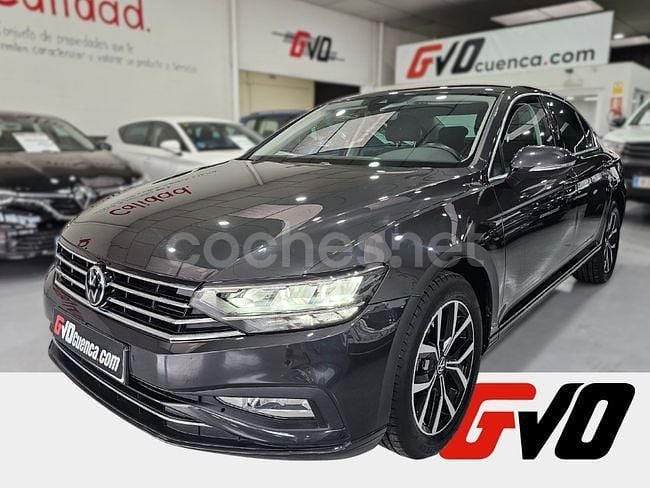 Gris / plata Usado 2022 VW Passat Executive Berlina | 23.900 € (Precio justo) - Imagen 1/4