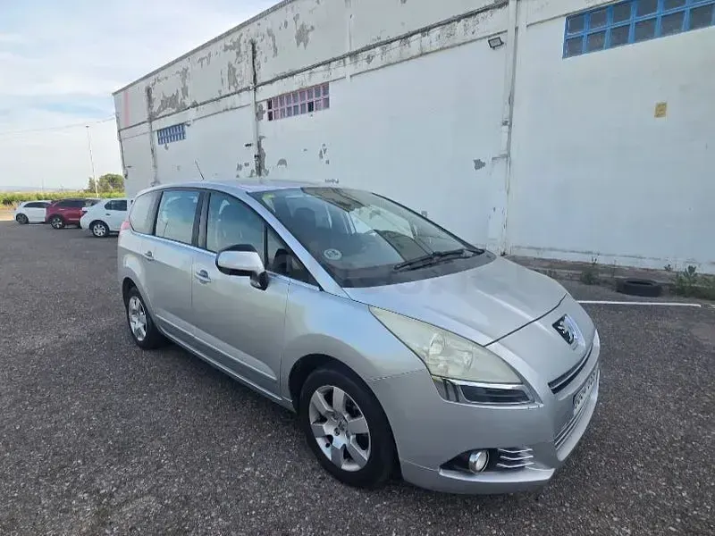 Usado Peugeot 5008 110 CV (80 kW) 2009 Gris / plata Monovolumen