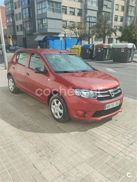 Usado Dacia Sandero Ambiance 75 CV (55 kW) 2016 Granate Berlina