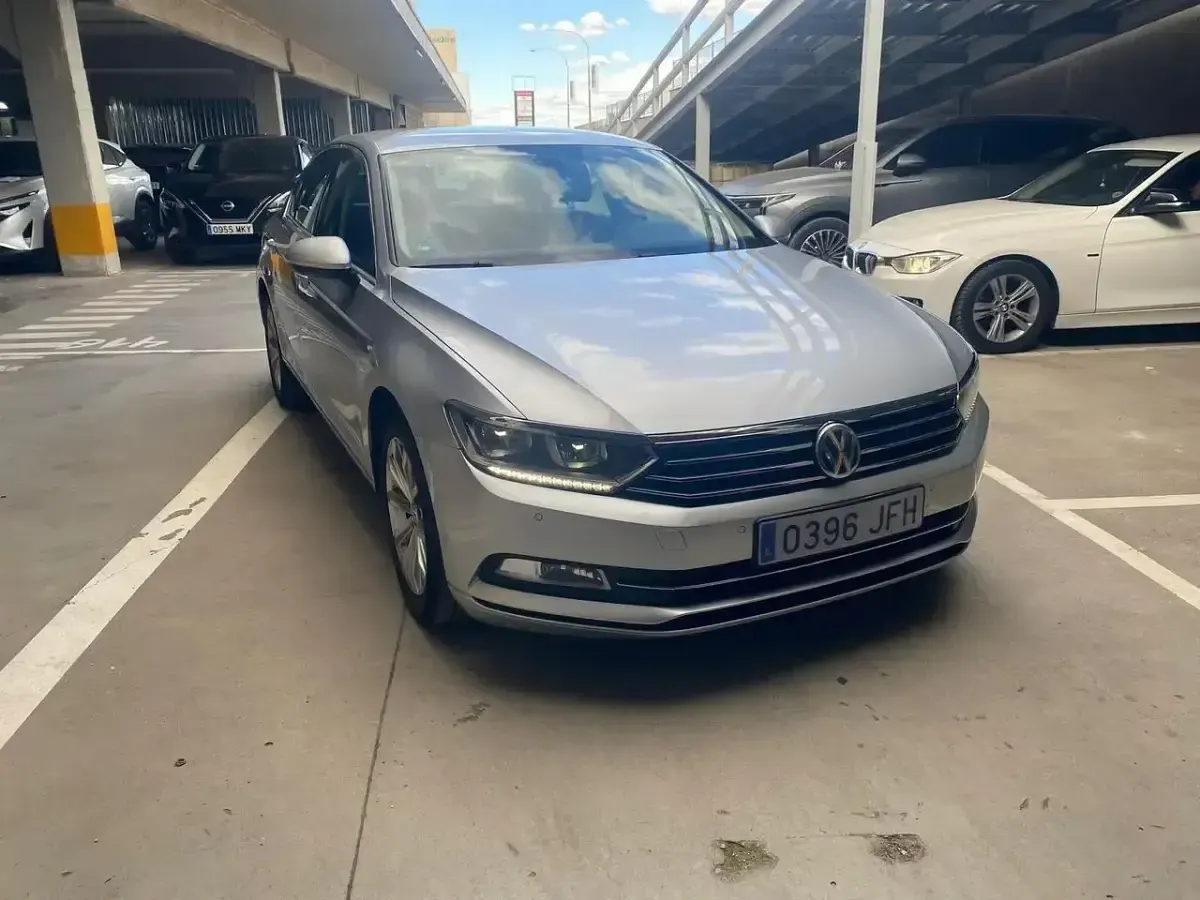Begagnad VW Passat Sport 150 HK (110 kW) 2015 Grå Sedan